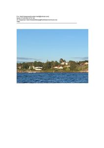 Fotografi av en kystlinje med hus og båter.