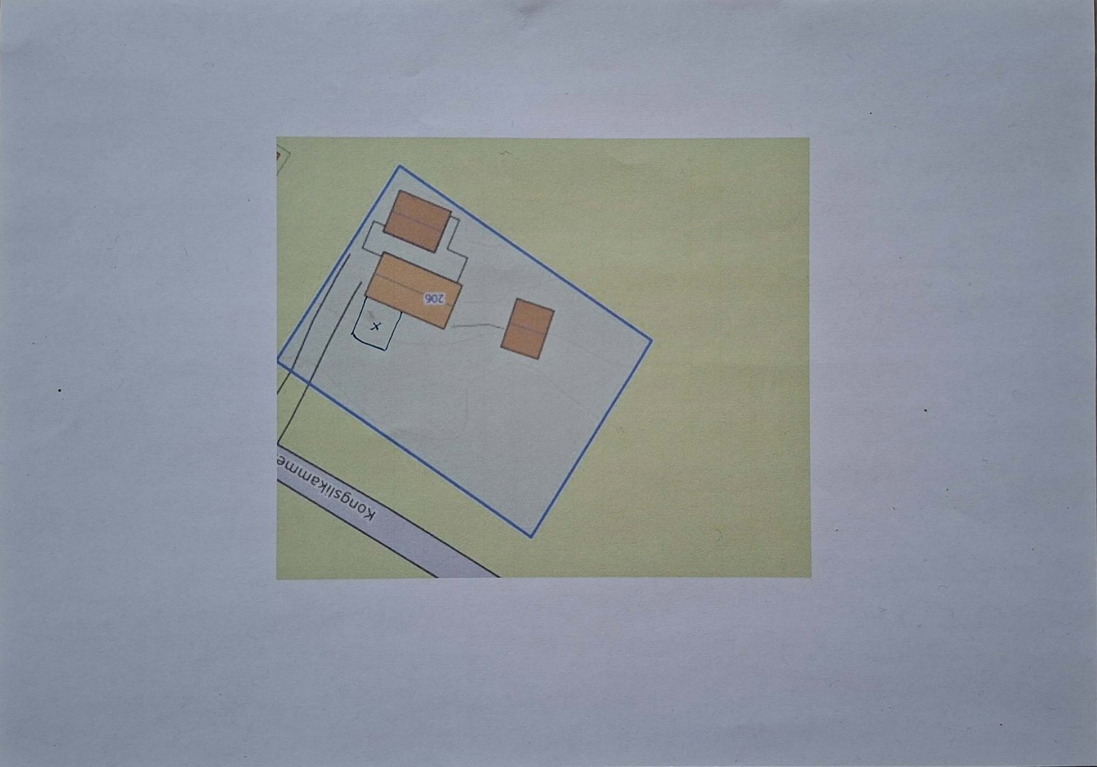 Situasjonsplan som viser tomtens form, bygningers plassering og tilgrensende vei (Kongshåmmen).