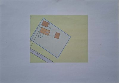 Situasjonsplan som viser tomtens form, bygningers plassering og tilgrensende vei (Kongshåmmen).