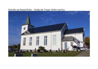 Fotografi av Strand Kirke med teksten 'Solceller på Strand Kirke – ferdig tak. Farger skifter med lys'.