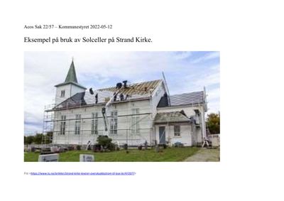 Fotografi av Strand Kirke under arbeid med montering av solceller på taket.