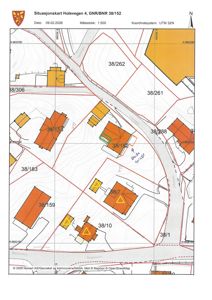 Situasjonskart som viser tomtegrenser, bygningsplasseringer og topografi for Holevegen 4.
