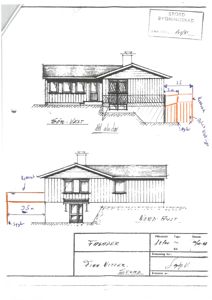 Fasadetegning som viser bygningens utsyn mot vest og nord-øst, med håndskrevne notater om rekkverk og trapp.