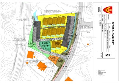 Situasjonskart som viser tomtens beliggenhet, omgivende infrastruktur (jernbane, vei), terrengforhold (konturlinjer), og plassering av bygninger og anlegg.