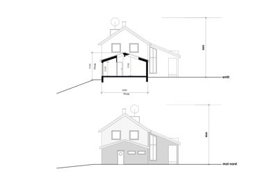 Bildet viser en snittegning (snitt) av en bygning med mål og en fasade (mot nord) under. Det er en teknisk tegning som viser tverrsnittet gjennom huset.