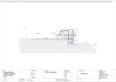 Tegning som viser et tverrsnitt (snitt) gjennom en planlagt bygning, med høydemål og terrengforhold.