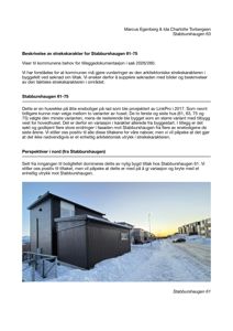 Fotografi av en mørk trehusbebyggelse (Stabburhaugen 61) sett fra nord, med nabolag i bakgrunnen under et solnedgang eller soloppgang.