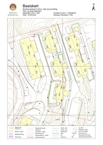Basiskart (situasjonsplan) som viser tomt, bygninger, vegger, og infrastruktur for Råvarden 110A.