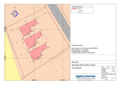 Situasjonsplan som viser eiendomsgrenser, vegsentertilinjer og nabolag.