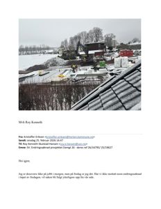 Fotografi av en byggeplass med snødekke, maskiner og materialer.