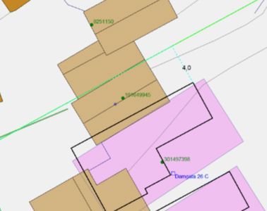 Situasjonsplan som viser tomtens grenser (svarte linjer), nabobebyggelse (brune felter), og eiendomsnummer (grønne tall).