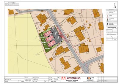 Situasjonsplan som viser bygningens plassering i forhold til nabolag, veier og tomtegrenser.
