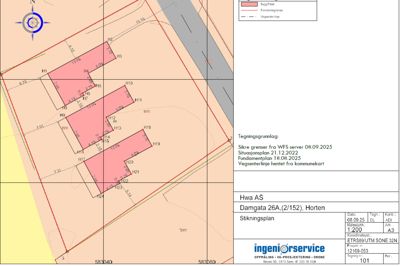 Situasjonsplan (stikningsplan) som viser eiendomsgranser, vegsentertilinjer og bygningers plassering i forhold til veg og naboeiendommer.