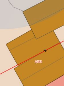 Et digitalt kartutsnitt som viser tomtene (brune felter) og en rød linje som sannsynligvis representerer en vei eller grense. Teksten '2/152' indikerer et tomtenummer.