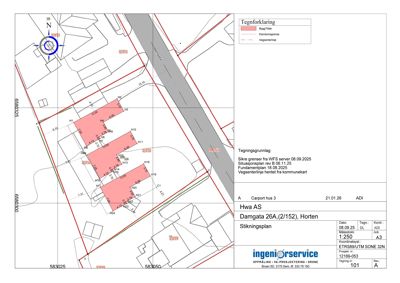 Situasjonsplan (stikningsplan) som viser bygningens plassering på tomten, grenser, veier og koordinater.
