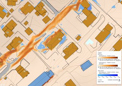 Kart som viser et oversvømmelsesscenario (vannstrømning og vannhøyde) over et område med bygninger og veier.