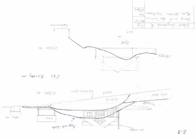 En håndtegnet oppriss (fascade) av en bygning med tilhørende terrengprofil og skråning.