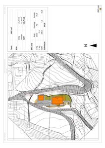 Situasjonsplan som viser tomtens form, terrengforhold (konturlinjer), nabotomter, veier og plassering av bygningene (bolig og garasje) med angitte arealer.