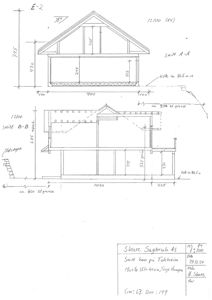 Snittegning (Snitt A-A og B-B) som viser tverrsnittet av huset med mål og konstruksjonsdetaljer.