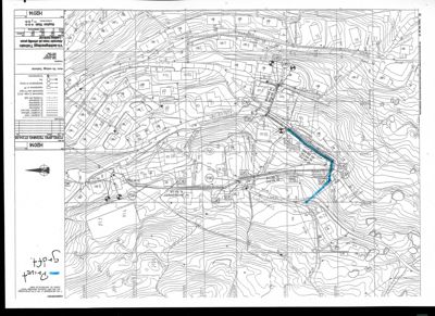 Situasjonsplan med topografiske kurver, vei- og bebyggelsesstruktur, samt en markert rute (blå linje) og en stikkpilar.
