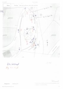 Situasjonsplan med tegnet bygning, veiavstander og høydemål.