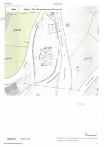 Situasjonsplan (kommunekart) som viser eiendomsnummer, vegnavn, grenser og en enkel tegning av bygningens plassering.