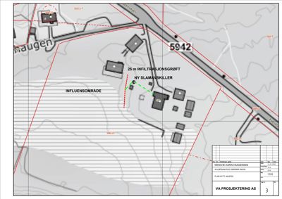 Situasjonsplan som viser tomtens form, høydemåler (konturer), eksisterende bygninger, og planlagt anlegg (slamavskiller og infiltrasjonsgrøft).