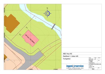 Situasjonsplan som viser tomtens grenser, høydeforhold (konturlinjer), eksisterende og planlagt bebyggelse, samt en elv.