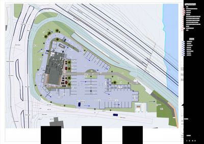Situasjonsplan som viser bygningens plassering i forhold til veier, jernbanespor, vann og parkeringsplasser.