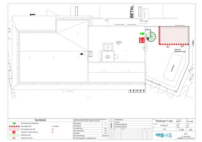 Etasjeplan eller situasjonsplan som viser romfordeling, vegger, dører, vinduer og spesifikke konstruksjoner som en perforert stålskjermvegg.