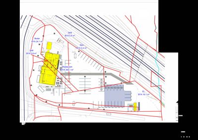 Situasjonsplan som viser tomtens grenser (røde linjer), bygningers plassering (gule og blå områder), parkeringsplasser, veier og tilstøtende infrastruktur som jernbanespor.