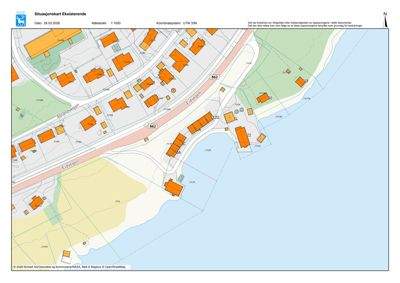 Situasjonskart som viser eksisterende bygninger, veier og tomtegrenser i et område ved kysten.