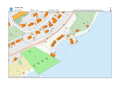 Situasjonsplan som viser tomtens plassering i forhold til nabolag, veier og kystlinje.
