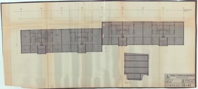 Tegning som viser et tverrsnitt (snitt) gjennom en bygning, med romfordeling og konstruksjonsdetaljer.