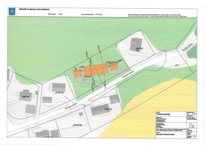 Situasjonsplan som viser tomtens beliggenhet i forhold til nabolag, veier og topografi.