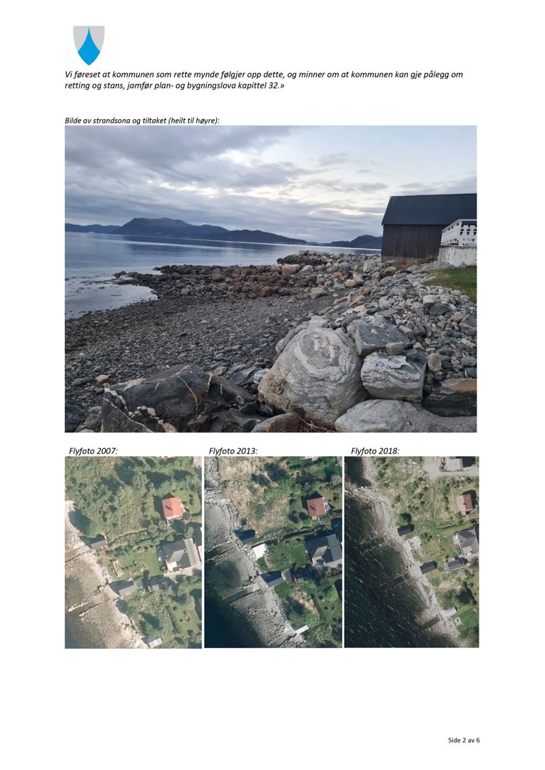 Bildet viser en samling fotografier fra en byggesak. Det øverste bildet er et fotografi av en strand og et tårn, mens de tre nederste bildene er flyfotoer fra ulike år (2007, 2013, 2018) som viser endringer i kystlinjen og bygningene.