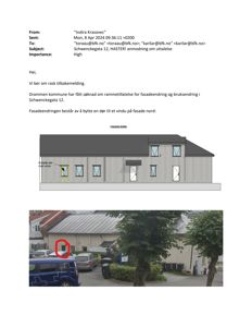 Fotografi av en eksisterende bygning med en markert dør (rødt sirkelmerke) og en tegning av fasaden over.