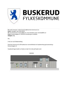 Fasadetegning som viser fronten av bygningen med en markert dør.