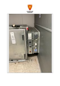 Fotografi av en teknisk anleggskomponent (muligens ventilasjon eller varme) i en teknisk rom.
