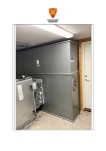 Fotografi av en teknisk rom med store ventilasjonskanaler og utstyr.