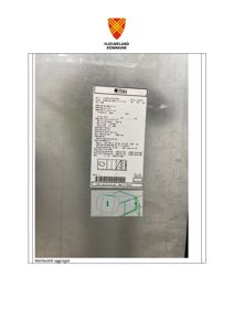 Fotografi av et merkeskilt på et aggregat (Flakt) festet til en metallvegg.