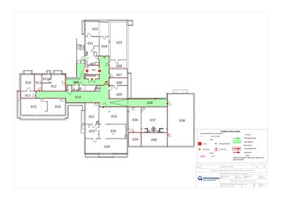 Etasjeplan (brannplan) som viser romnummerering, vegger, dører og brannveier i et bygg.