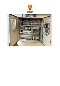 Fotografi av et åpent elektrisk skap med sikringsskap og kabler, tatt i Hjemmeland kommune.