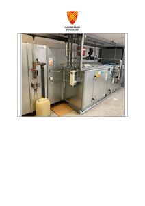 Fotografi av teknisk utstyr (varmeanlegg/pumpe) i et teknisk rom.