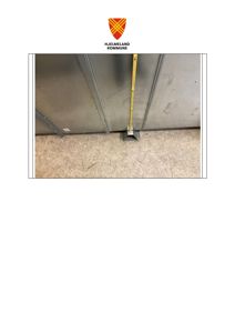 Fotografi av en metallvegg med en gul målebånd som er plassert mot gulvet for å måle høyde eller avstand.