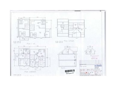 Bildet viser en tegning med etasjeplaner (sokkel, 1. etasje, loftset) og et snitt av en bolig.