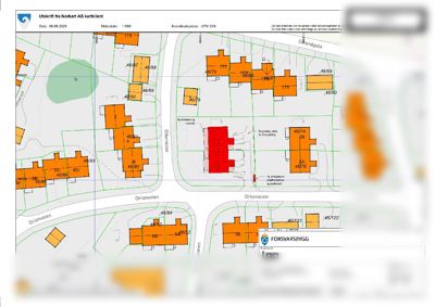 Situasjonsplan som viser tomtedeling, eiendomsnummer, gater og bygningers plassering i et område.