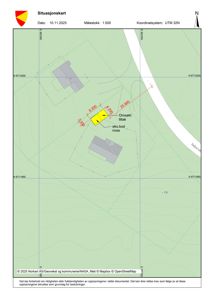 Situasjonskart som viser tomtens form, omgivelser, eksisterende bygninger, og den aktuelle byggeplassen med mål og retninger.