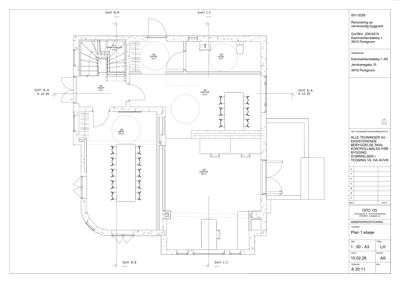 Etasjeplan (Plan 1 etasje) som viser romfordeling, møblering og snittreferanser for en bygning.
