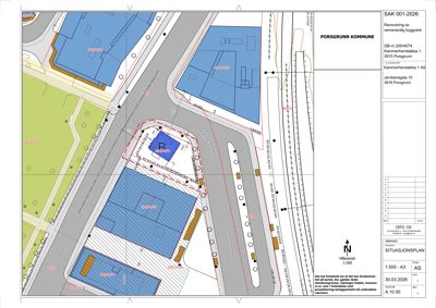 Situasjonsplan som viser bygningers plassering i forhold til veier, jernbane og nabotomter.
